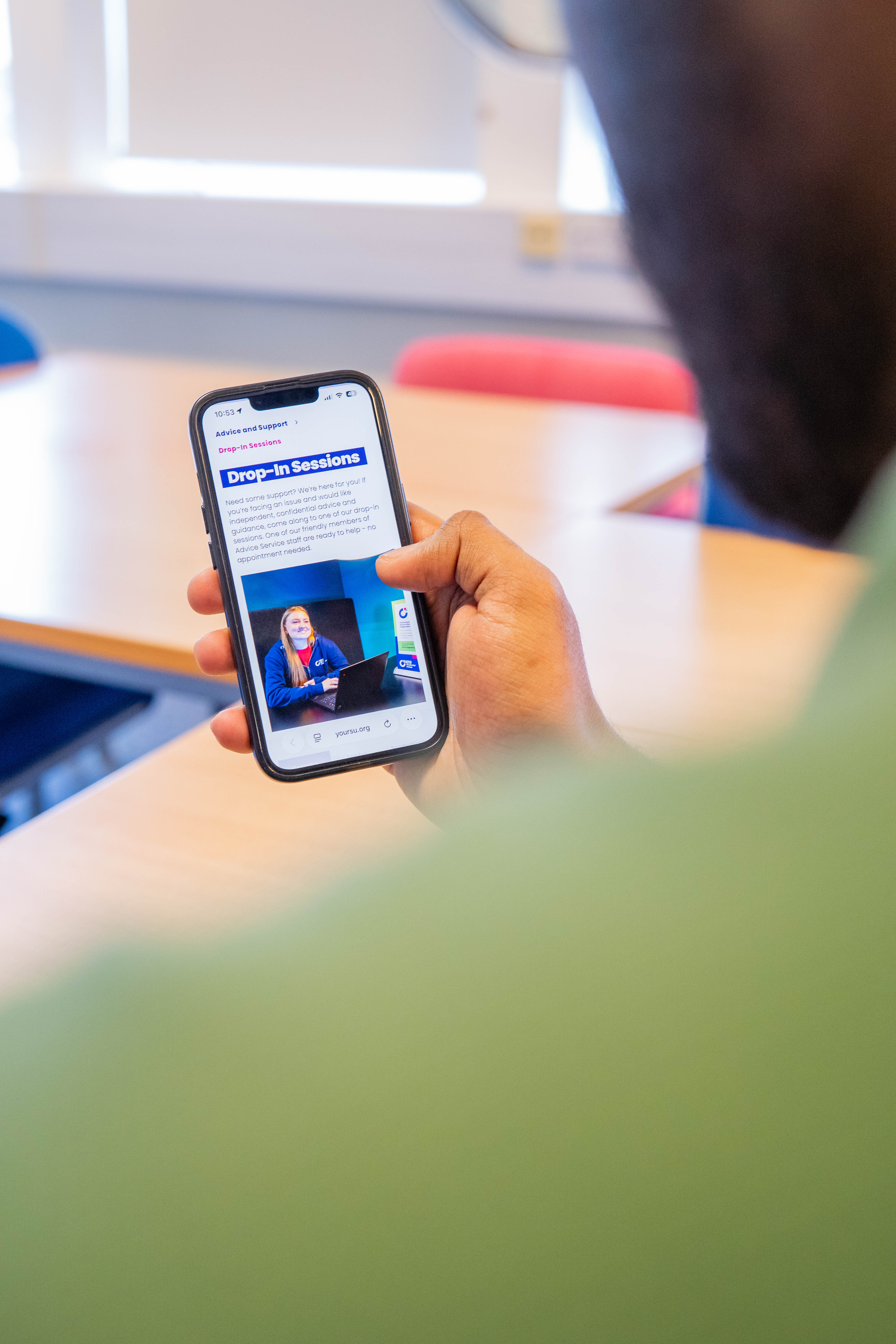 A person looking at an SU event on their mobile phone.